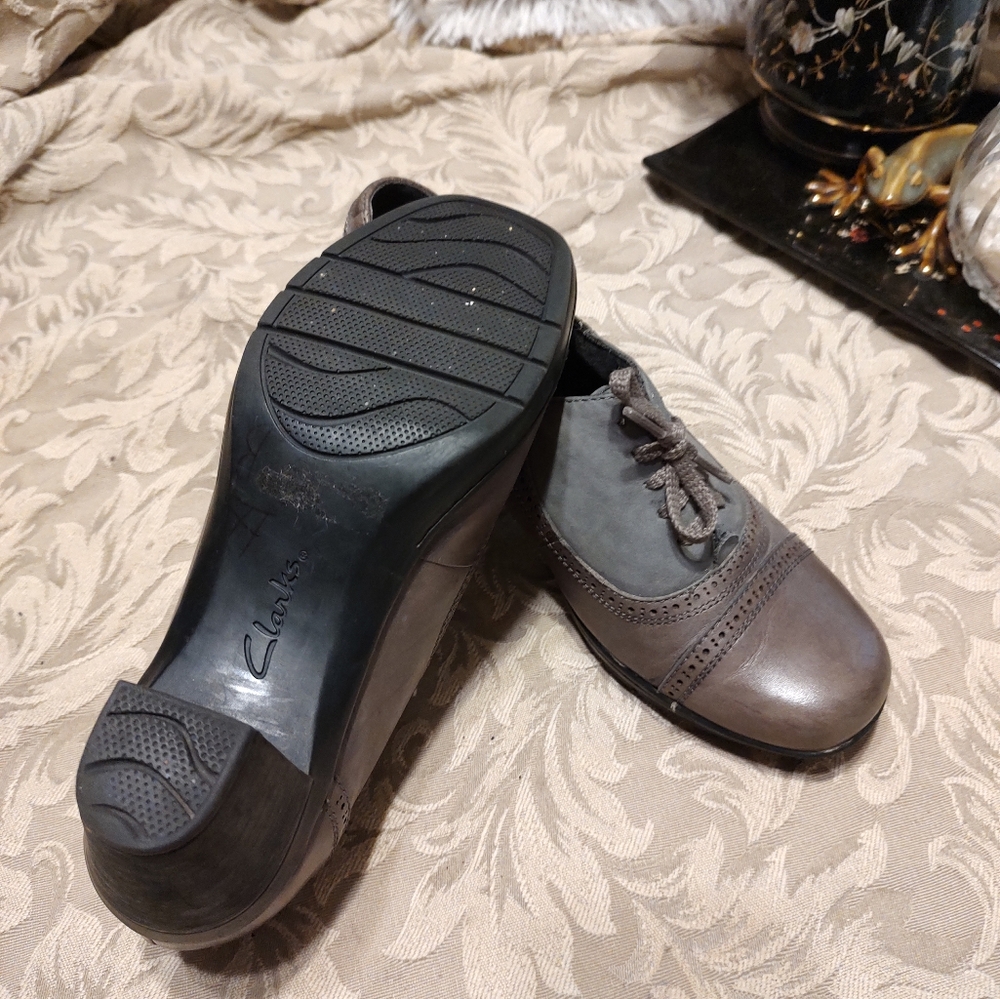 🩶Glorious Clarks Taupe & Graphite Leather Brogue Spectator Booties Heels - 7.5M - Picture 11 of 13